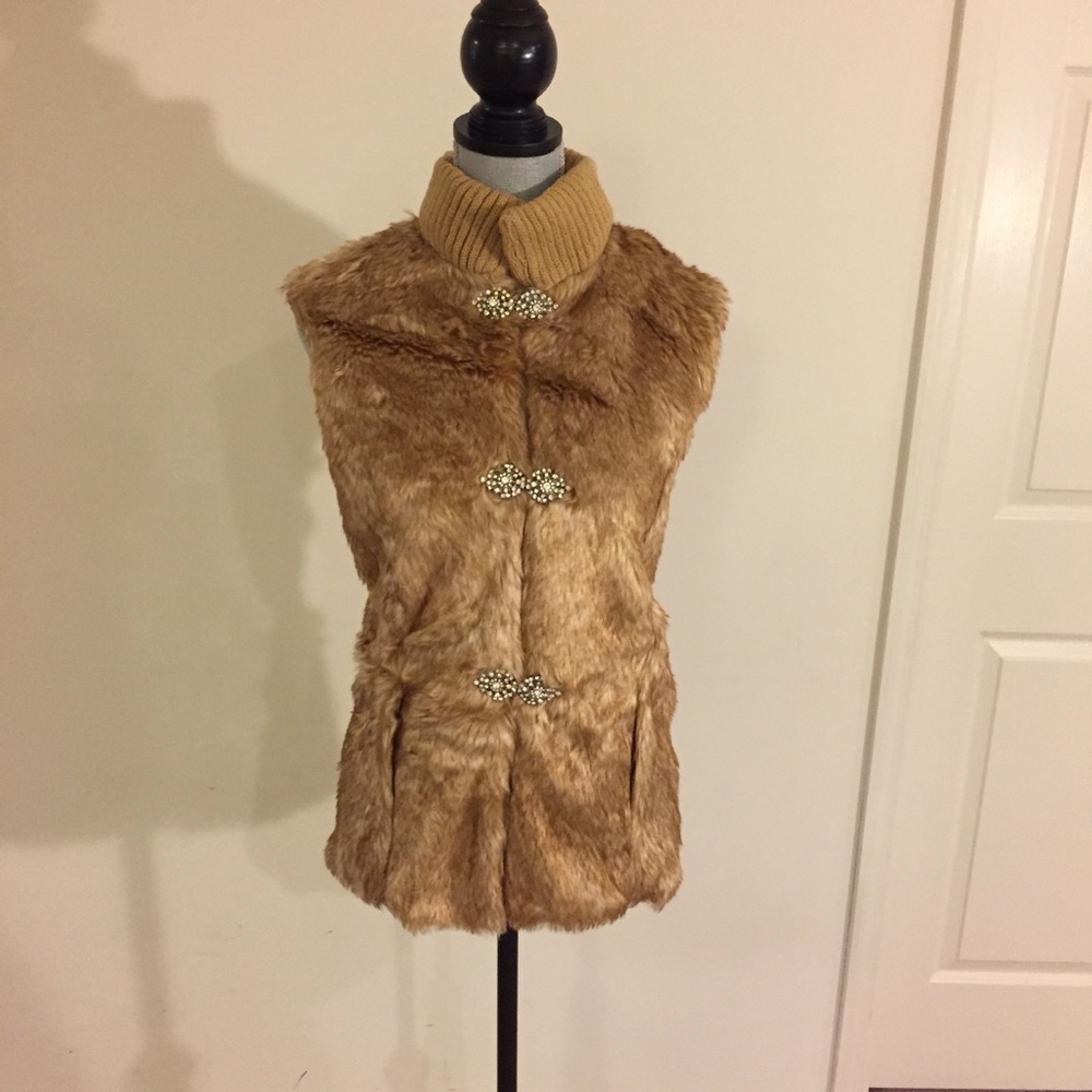 Badgley Mischka Faux Fur Vest w/Jewel Clasps 1X - Picture 3 of 8